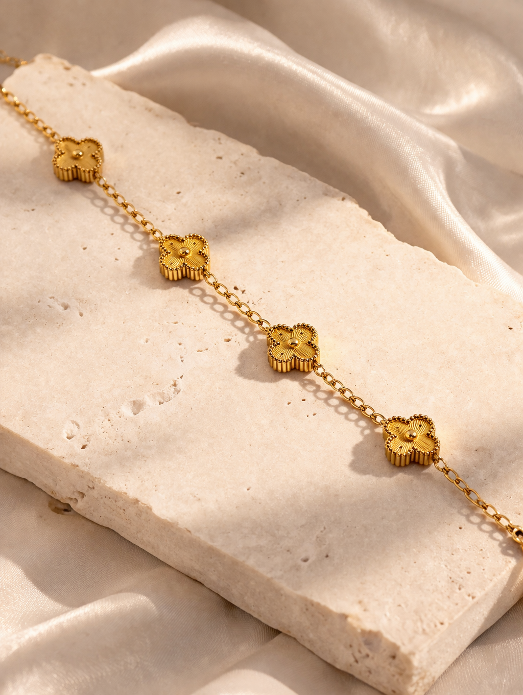Minimal Gold Clover Chain Bracelet